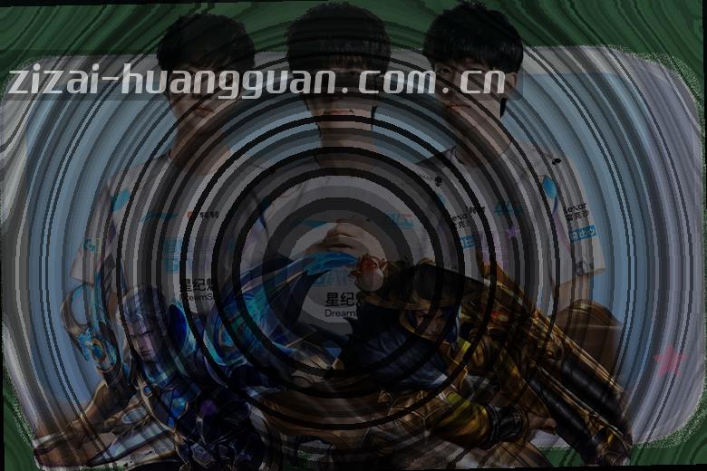 绿茵场上球员奋力冲刺